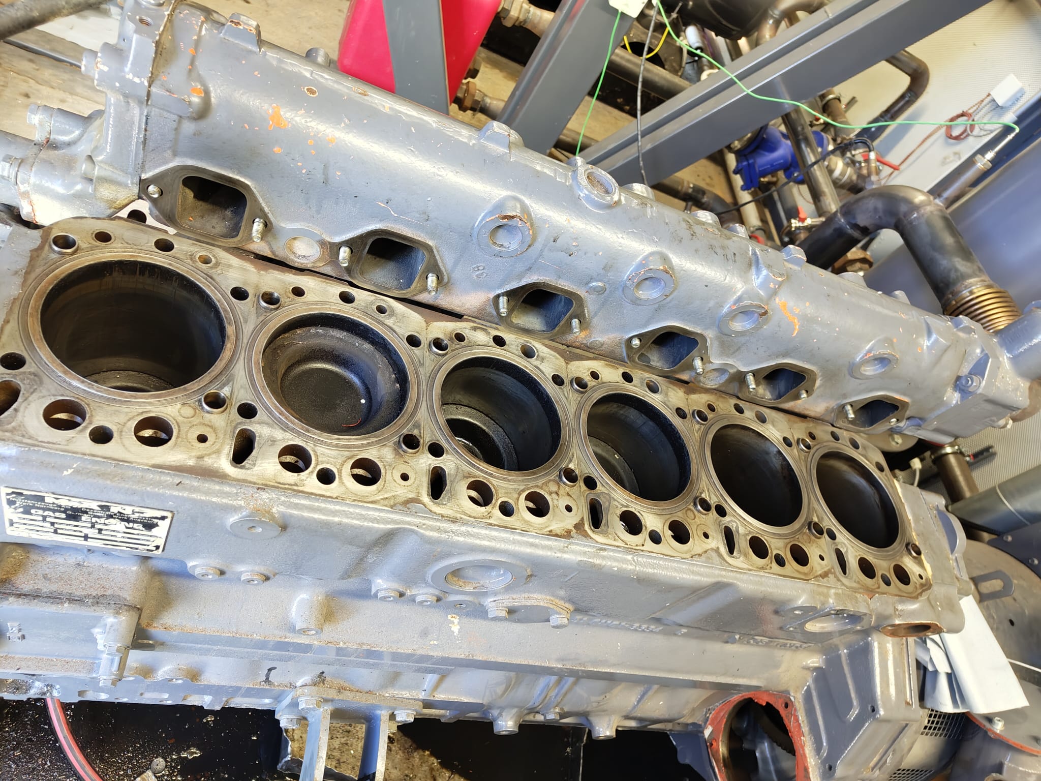 Ein Motorblock mit Zylinderkopf und mehreren Zylindern, die sichtbar sind. Ein Motorblock mit Zylinderkopf und mehreren Zylindern, die sichtbar sind.