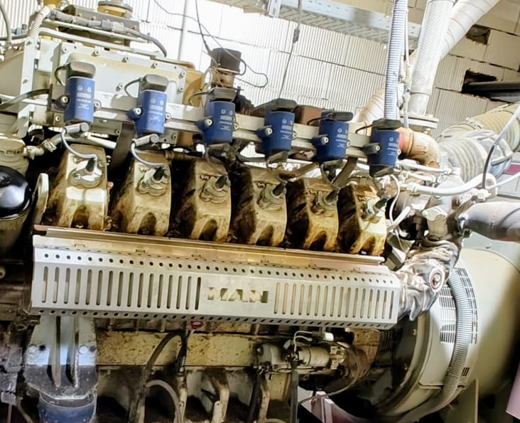 Sechszylinder-Dieselmotor mit mehreren Einspritzdüsen und Kühlsystemkomponenten. Sechszylinder-Dieselmotor mit mehreren Einspritzdüsen und Kühlsystemkomponenten.